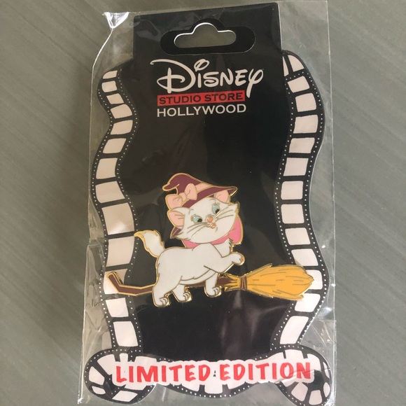 Disney LE Cats on Brooms Pin Set - Picture 4 of 8
